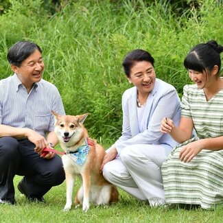 愛子さまが手づくり?愛犬「由莉」に「おにぎり柄」のバンダナ 絆の証のリンクコーデ