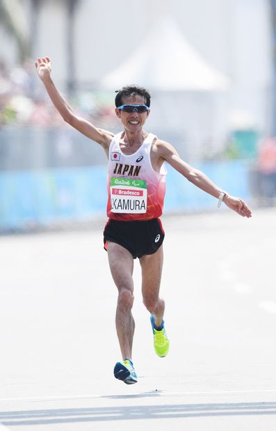 リオ・パラリンピックの男子マラソン（視覚障害）で３位でゴールする岡村選手。タイムは２時間３３分５９秒。盲学校のグラウンドで黙々と走り込んだという　（ｃ）朝日新聞社