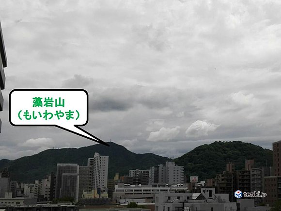 新緑の藻岩山の上に厚い雲（2日昼）　撮影：日本気象協会北海道支社　児玉晃