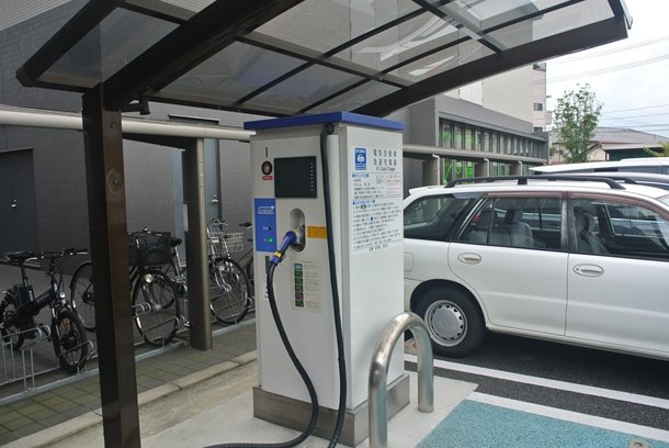 市役所には電気自動車用の充電器も設置。電気の一部は庁舎内の太陽光パネルから供給している
