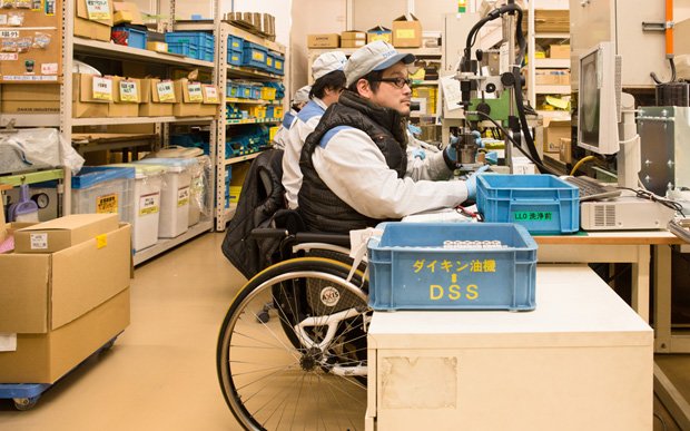 ダイキンサンライズ摂津では車椅子で作業する身体障害者や知的障害者、精神障害者らが一緒に働く。製造現場で働くのは障害者だけ。作業しやすくする改善作業にも障害者が取り組んだ（大阪府摂津市）（撮影／写真部・小原雄輝）