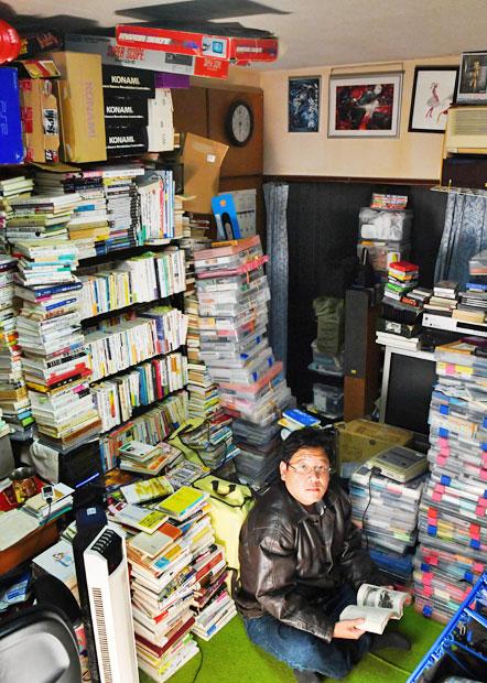 ファミコンマニア森脇大志さん。１９７７年、大阪府生まれ。ゲーム会社でシナリオ製作にかかわった後、フリーライターに。３年前にスタートさせたゲームイベントが、町の活性化策につながると注目されている（写真／東川哲也・写真部）