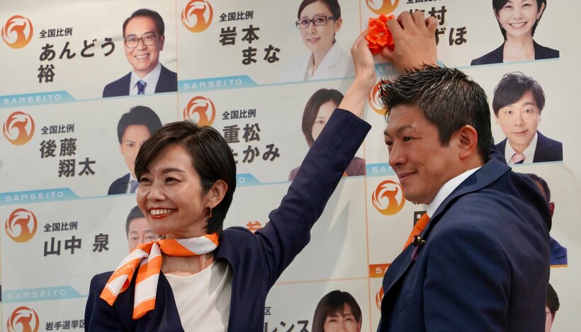 比例区で当選を決めた梅村みずほ氏（左）と神谷代表