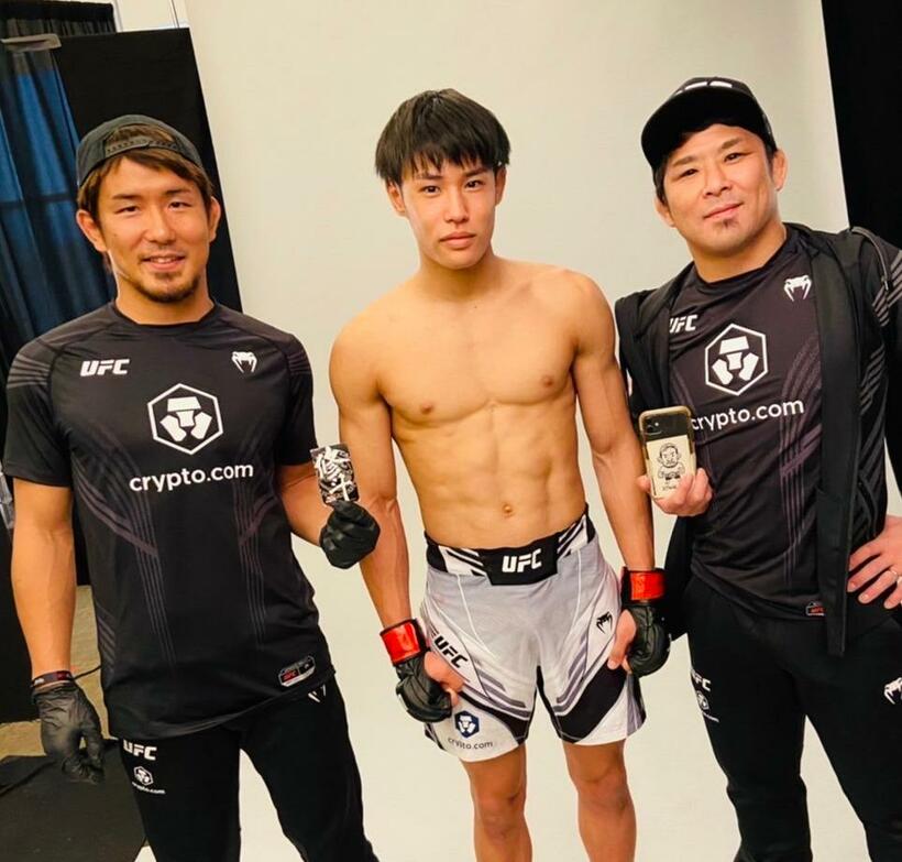 平良達郎（中央）のUFCデビュー戦でセコンドに付いた岡田遼（左）と松根良太（右）（写真は岡田遼氏からの提供）