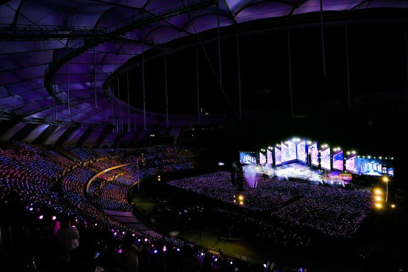 会場となった釜山アジアード主競技場には５万人を超える観客が詰めかけ、久々に声を出しながら、パフォーマンスを堪能した（ｐｈｏｔｏ　ＢＩＧＨＩＴ　ＭＵＳＩＣ提供）