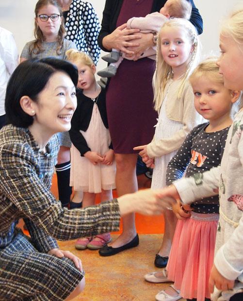 子どもたちとはいつも一人ひとり目線をあわせて握手し、言葉をかわす＝10月24日、第49回肺の健康世界会議の開会式の前に訪問したアムステルダムにある親子センターで　（c）朝日新聞社