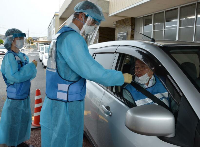 鳥取県で行われたドライブスルー方式の検体採取の手順確認の様子(Ｃ)朝日新聞社