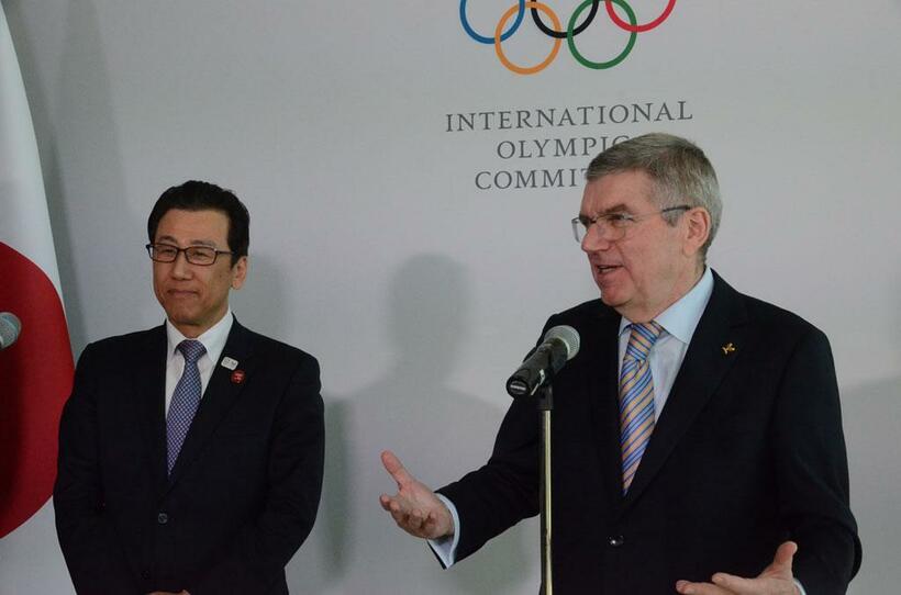 スイス・ローザンヌにあるＩＯＣ本部での会談後、報道陣の前で並び立ち、話をするＩＯＣのバッハ会長（右）と札幌市の秋元市長＝２０２０年１月