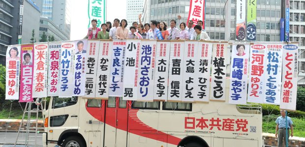 都議選の投開票日翌日の６月２４日、東京・新宿に勢ぞろいした都議選当選者と、参院選立候補予定者　（c）朝日新聞社　＠＠写禁