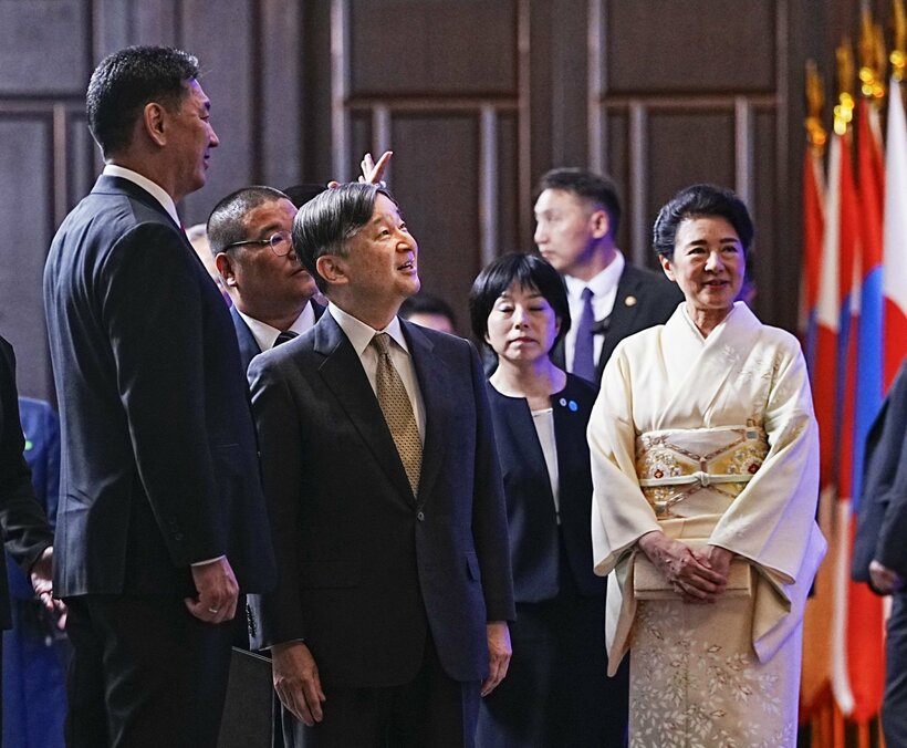 モンゴル大統領主催の晩餐会に臨む天皇陛下と皇后雅子さま。男性側はスーツにネクタイという、ゆるやかなドレスコードに合わせて、雅子さまは象牙色の地に「糸目」の技法で白い葉を描き出した品のよい訪問着。陛下のネクタイと雅子さまの帯に入る淡い黄色のリンクコーデが調和する=2025年7月8日、ウランバートル
