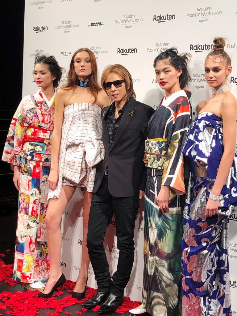 ＹＯＳＨＩＫＩＭＯＮＯ／Ｘ　ＪＡＰＡＮのＹＯＳＨＩＫＩが手がける着物ブランド。２０１５年、本格的にコレクションデビュー。東京コレクションのトップを飾った「ＹＯＳＨＩＫＩＭＯＮＯ　２０２０春夏」は、アニメ「進撃の巨人」やアメリカンコミックなどをモチーフにした着物が話題に＝１０月１４日、Ｒａｋｕｔｅｎ　Ｆａｓｈｉｏｎ　Ｗｅｅｋ　ＴＯＫＹＯで　（ｃ）朝日新聞社