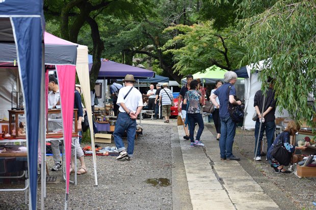 東京都文京区にある護国寺で、毎月第２土曜日に骨董市が開催。朝７時から午後３時まで（撮影／編集部・小野ヒデコ）