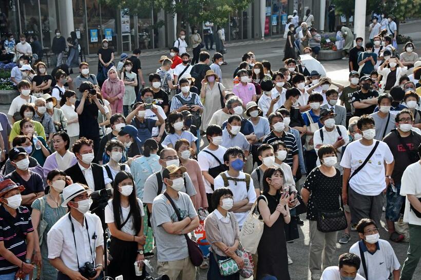 梅雨明けした炎天下で演説を聞く人たち（写真はイメージ）