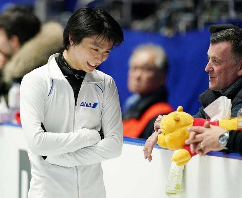 全日本選手権の公式練習のリンクサイドで会話を交わすブライアン・オーサーコーチ（右）と羽生結弦選手　（ｃ）朝日新聞社