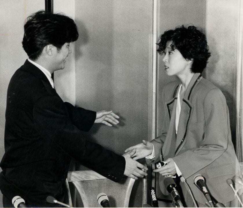 1989年12月31日に「金屏風会見」を開いた中森明菜（右）と近藤真彦（C）朝日新聞社