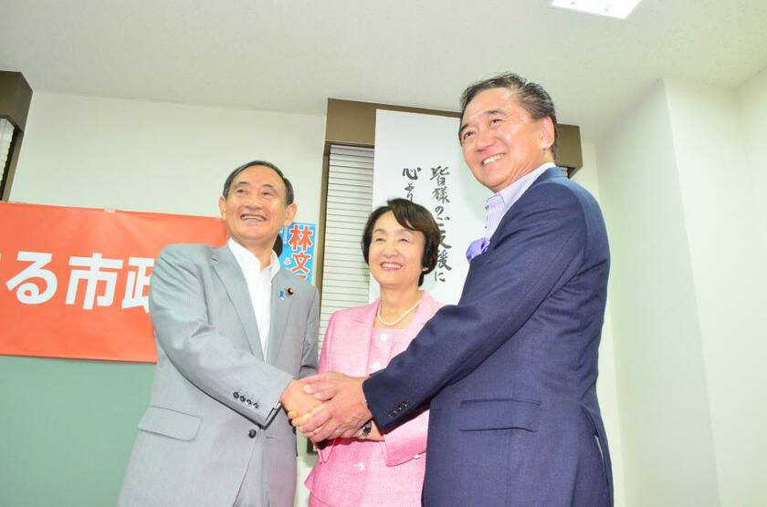 菅首相（左）と林横浜市長と黒岩神奈川県知事（C）朝日新聞社
