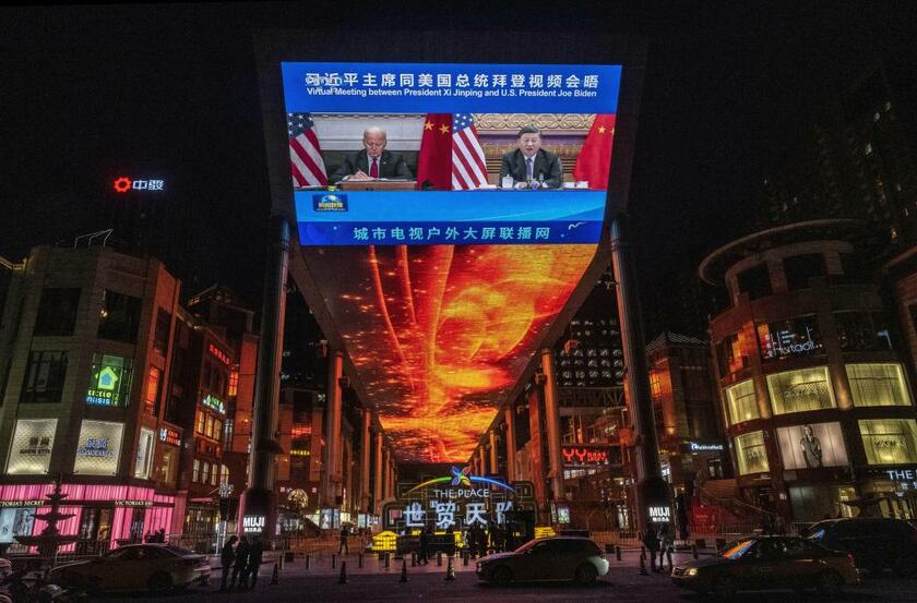 11月、米中首脳によるオンライン会談のニュースが、北京のショッピングモールの大型スクリーンに映し出された（写真：ｇｅｔｔｙｉｍａｇｅｓ）