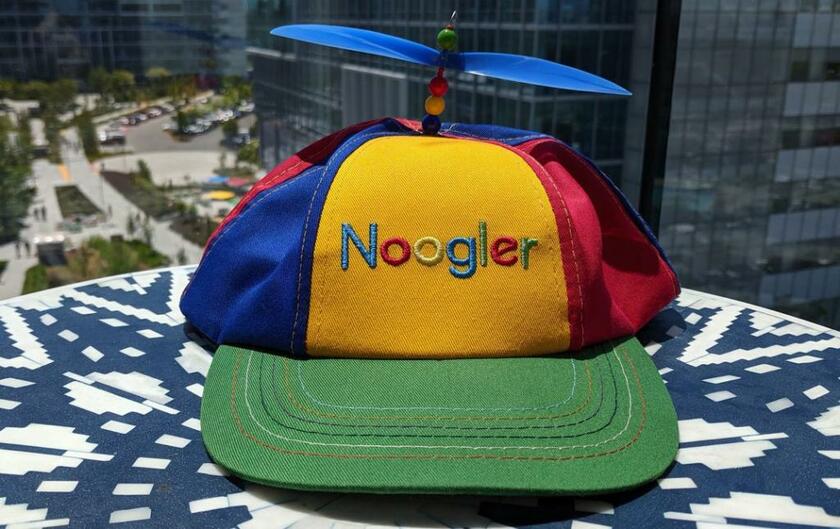 「Ｎｅｗ　Ｇｏｏｇｌｅｒ」を意味するロゴが目立つ「ヌーグラーハット」。ＳＮＳで「＃ｎｏｏｇｌｅｒ」とタグをつけて、帽子をかぶった赤ちゃんや犬の写真を載せる人もいる（写真：グーグル提供）