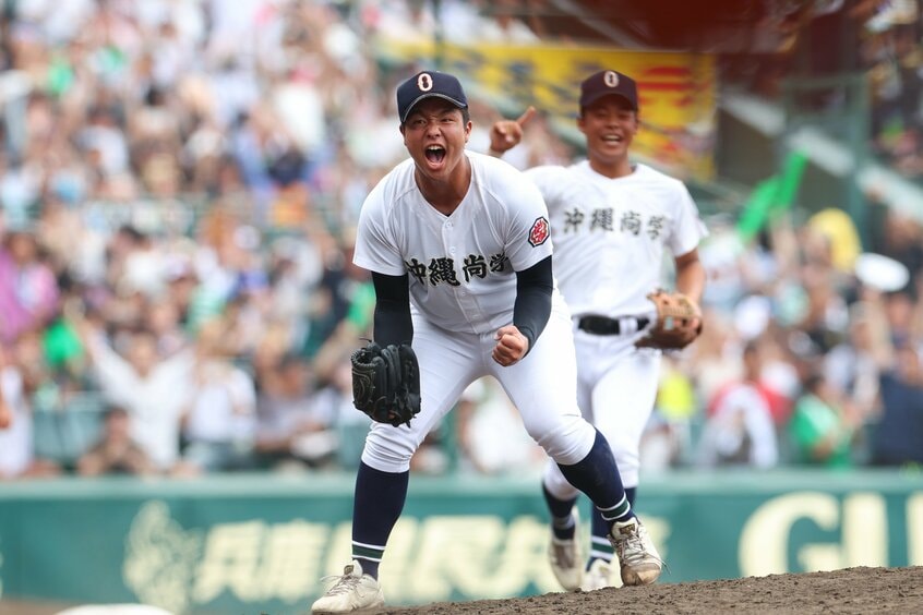 優勝が決まった瞬間の沖縄尚学・末吉。渾身のガッツポーズ(撮影/写真映像部・松永卓也)