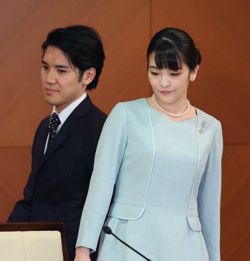 記者会見に臨む小室圭さんと眞子さん=2021年10月26日、代表撮影