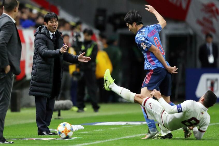 サッカー国際親善試合「キリンチャレンジカップ」のベネズエラ戦で選手を鼓舞する森保一監督(ｃ)朝日新聞社