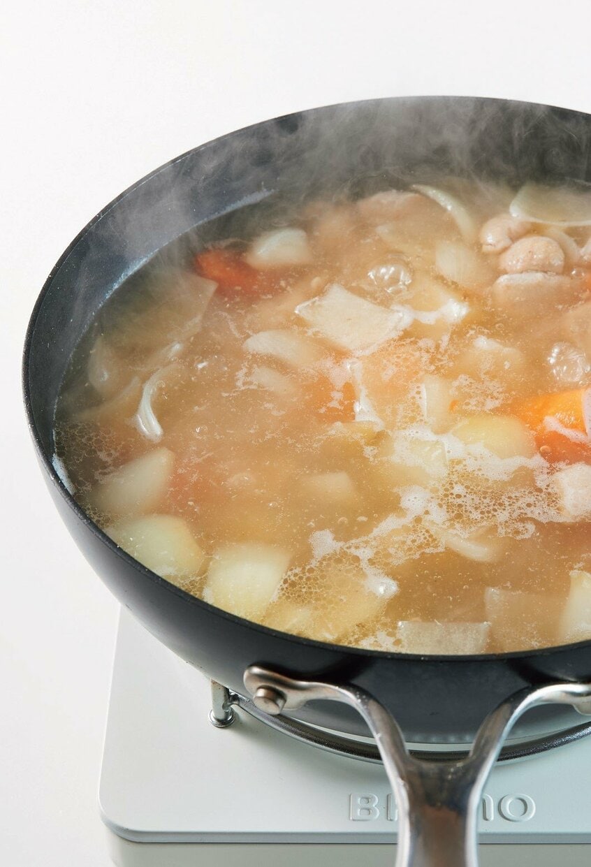 食材を煮込むときは、基本的に煮汁が軽く対流する程度に調節するのがベスト。火加減でいうと弱めの中火~中火くらいがこの状態