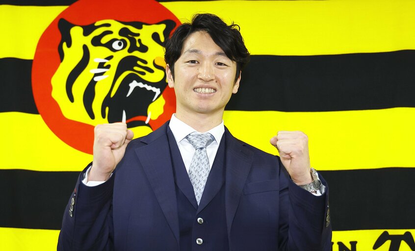 昨年オフ、契約更改後にポーズをとる近本（写真/日刊スポーツ）
