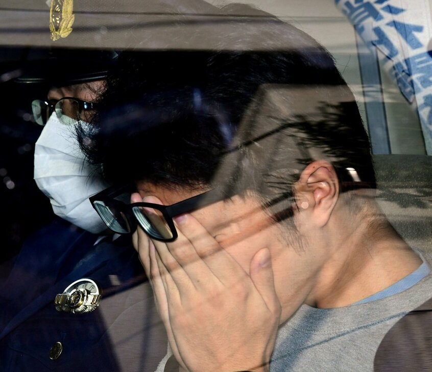 高尾署から送検される白石死刑囚