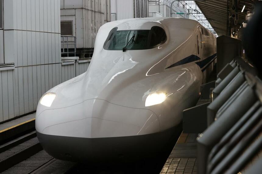 東京駅に入線する東海道新幹線の新型車両「N700S」（写真／朝日新聞社）