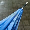 「汚ねぇんだよ!」梅雨時に電車内で起こる“傘ツンツン”トラブル なぜ当事者は傘が当たっていることに気づかないのか?