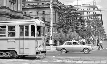 「ここはヨーロッパ?」と見紛うほどに美しい東京 54年前の日銀本店と都電のシンクロ