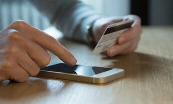 クレジットカードの不正利用、約半数が「経験」 カード停止で「電気を止められそうに」 身近な危険性に自衛策も【AERAアンケート結果発表】