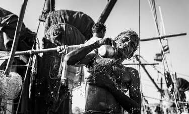 太古にルーツを持つ木造船でアラビア海に乗り出すインドの漁民