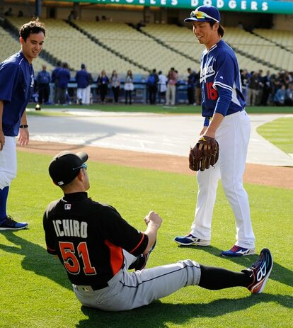 注目のイチローとの対決には完勝した前田（右）だったが、4失点でメジャー初黒星を喫した。（写真:Getty Images）