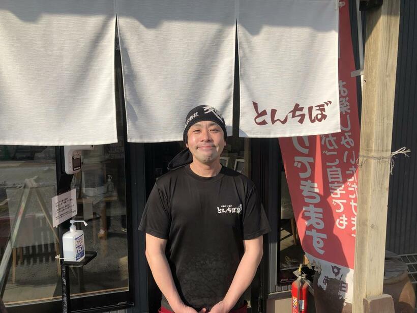 店主の丸岡匡太郎さん。自然のなかで自分らしい一杯をつくり続けている（筆者撮影）