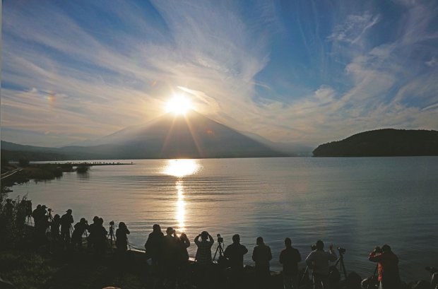 ダイヤモンド富士の瞬間を待つ撮影愛好家たち（写真／冨塚晴夫さん提供）
