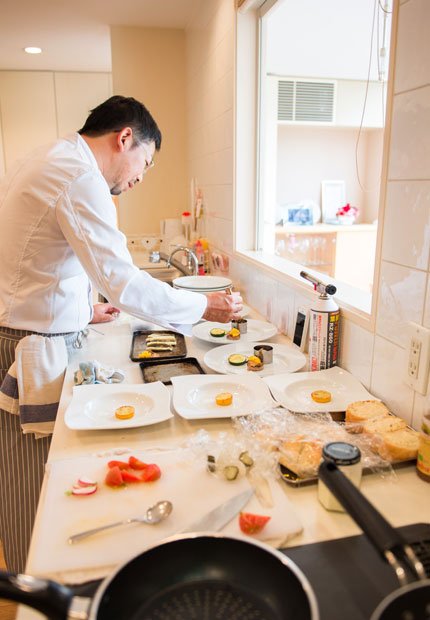 出張料理きまぐれやシェフ　吉田友則さん（４５）他人宅のキッチンで手際よく料理を準備していく（撮影／写真部・大嶋千尋）