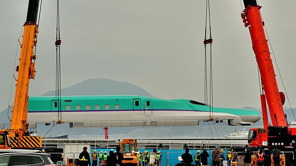 去年、函館港から陸揚げされた北海道新幹線!!　新幹線が海から登場するという珍しい光景に、多くの鉄道ファンが集まりました。
