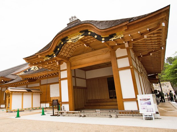 完全復元された名古屋城本丸御殿の外観。外国人観光客の観覧も多い（撮影／写真部・小原雄輝）
