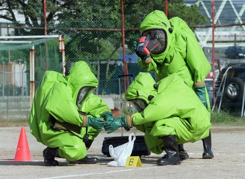 米国で炭疽菌の事件があった２００１年、日本でもテロに備えた生化学物処理訓練が行われた　（ｃ）朝日新聞社
