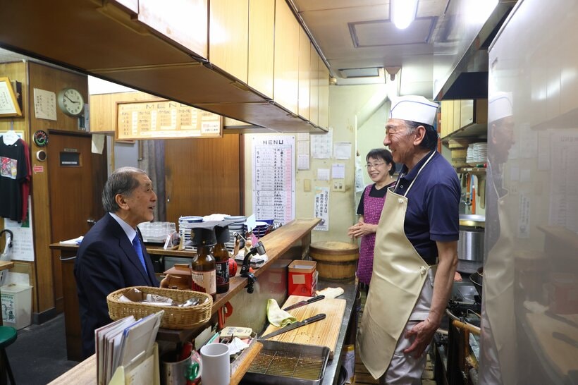 三品食堂の店主・北上昌夫（右端）と学生街の昔話に花が咲く。「貧乏学生ですから、高田牧舎（1905年創業の老舗、近年はピザ専門店に衣替え）は敷居が高い。教授が入る店だと思っていました」（写真／松永卓也）