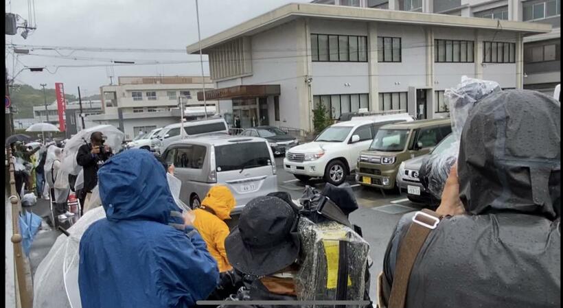 4月29日に送検された須藤容疑者（撮影・今西憲之）