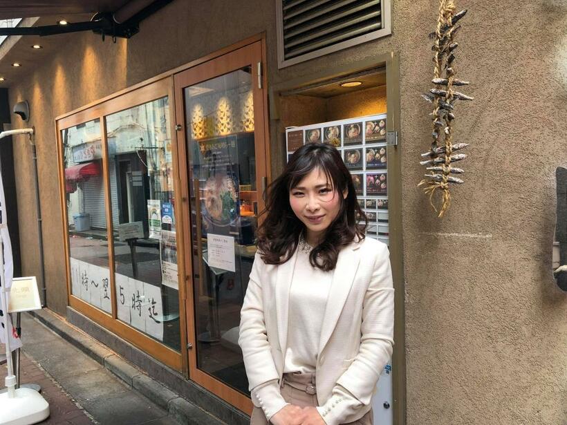 「たかはし」店主の高橋夕佳さん。「言って聞かせ、やって示す」スタイルで多店舗展開でも味のクオリティを保っている（筆者撮影）