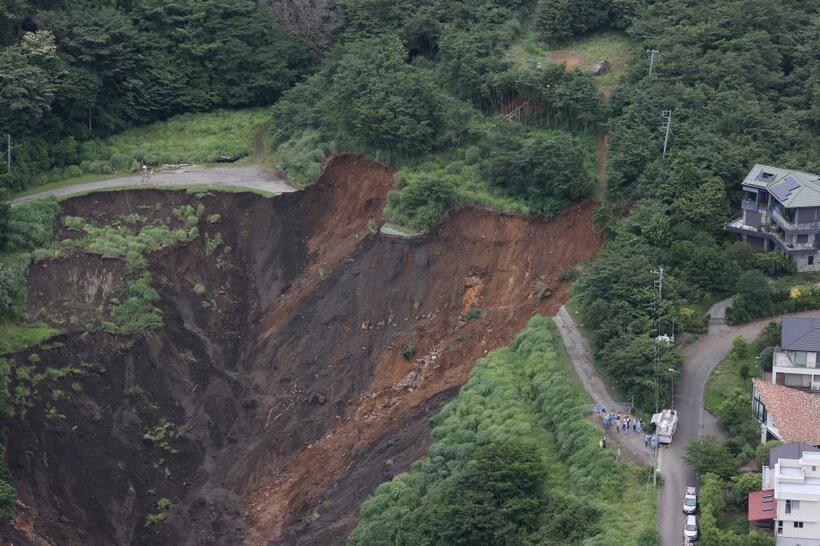 土石流の起点とみられる、崩落した山の斜面＝静岡県熱海市（C)朝日新聞社