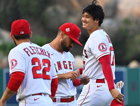 試合前のウォーミングアップで笑顔を見せる大谷（ＧｅｔｔｙＩｍａｇｅｓ）