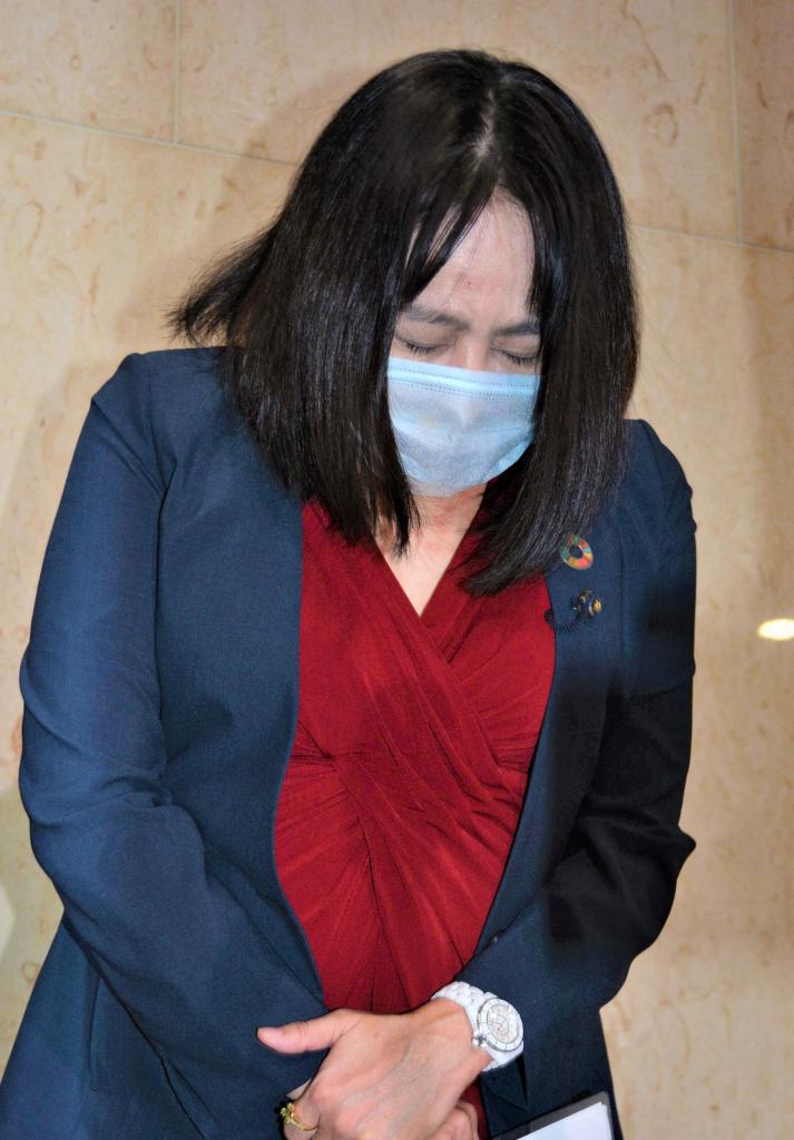 記者団に頭を下げる木下富美子都議