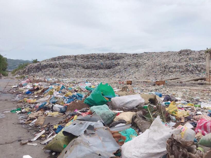 セブ島・イナワヤン地区に積み上げられたゴミの山（撮影/Kyon）