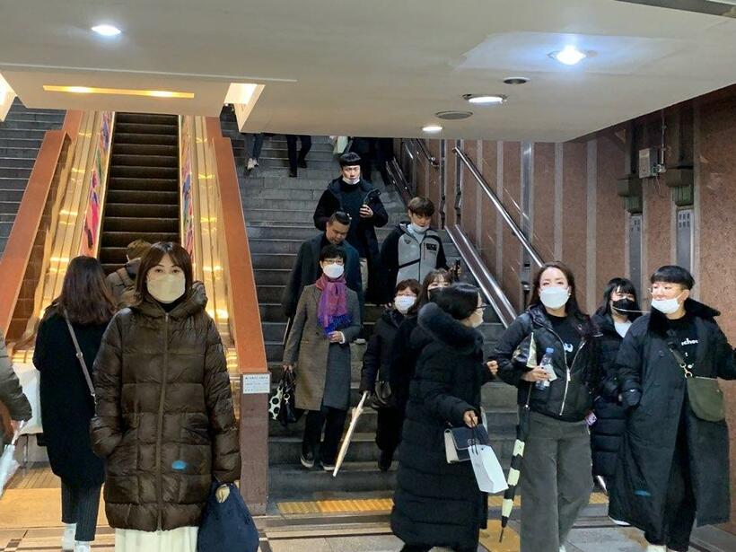 韓国の街中でもマスク姿の人々の姿が目立つ／２月１２日午後７時ごろ、ソウル市内の地下鉄乙支路入口駅近くで（撮影／亜洲経済・韓ジュノ記者）