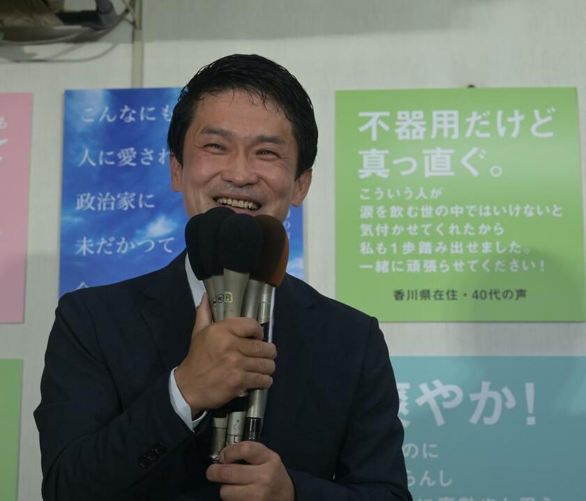 当選を確実にし、笑顔を見せる立憲民主党の小川淳也氏（c）朝日新聞社