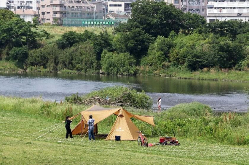 デイキャンプや水遊びを楽しむ人々（川崎市中原区）